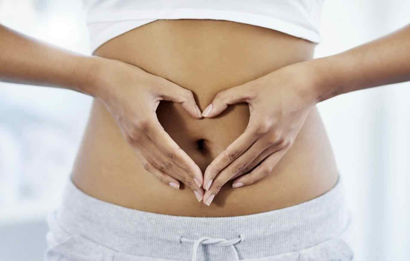 Leistungsdruck bei Kindern und Jugendlichen Stress bei Kindern und Jugendlichen: Wie Eltern und Schule gemeinsam helfen können Stress ist allgegenwärtig – und das längst nicht nur im Leben von Erwachsenen. Kinder und Jugendliche stehen zunehmend unter Druck, sei es durch schulische Anforderungen, soziale Konflikte oder familiäre Belastungen. Studien zeigen, dass fast die Hälfte der 11- bis 15-Jährigen schulbezogene Ängste und Stress erleben. Auffällig dabei: Selbst gute Schülerinnen und Schüler empfinden den Schulalltag oft als belastend. Ein Alltag voller Herausforderungen Da ist der eine, der morgens über Bauchschmerzen klagt, und die andere, die sich in der 6. Klasse schon Sorgen um ihre Abiturnote macht. Stress zeigt sich bei Kindern und Jugendlichen auf viele Arten, doch die Ursachen sind oft ähnlich: Hohe Leistungsanforderungen: Der Druck, in der Schule gute Noten zu schreiben, beginnt oft früh. Klassenarbeiten, Hausaufgaben und Prüfungen werden zur Belastung. Schlechtes Klassenklima: Mobbing, Ausgrenzung oder ein rauer Umgangston in der Klasse machen es Kindern schwer, sich wohlzufühlen. Überforderte Lehrkräfte: Wenn Lehrkräfte selbst gestresst sind, kann sich dieser Druck auf die Kinder übertragen. Auch familiäre Konflikte oder fehlender Halt zu Hause verschärfen die Situation. Kinder und Jugendliche stehen dann oft allein mit ihren Sorgen da, weil sie nicht wissen, wie sie Hilfe suchen können. Wie zeigt sich Stress bei Kindern und Jugendlichen? Stress äußert sich bei Kindern und Jugendlichen auf vielfältige Weise – körperlich, emotional und im Verhalten. Eltern sollten aufmerksam sein, wenn sie eines oder mehrere der folgenden Symptome beobachten: Körperliche Beschwerden: Bauchschmerzen, Kopfschmerzen oder Schlafprobleme sind häufige Warnzeichen. Sie treten oft ohne erkennbare körperliche Ursachen auf. Verhaltensänderungen: Manche Kinder ziehen sich zurück, träumen weg oder wirken apathisch. Andere werden unruhig, laut oder aggressiv. Geschlechtsspezifische Unterschiede: Mädchen richten Stress häufiger gegen sich selbst. Das zeigt sich in Perfektionismus, Essstörungen oder Selbstverletzung. Jungen äußern Stress oft nach außen, etwa durch Wutausbrüche, lautes Verhalten oder Konflikte. Stress kann sich auch langfristig negativ auf die Psyche und den Körper auswirken. Chronischer Stress erhöht das Risiko für psychosomatische Beschwerden und psychische Erkrankungen, weshalb frühzeitige Unterstützung entscheidend ist. Was können Eltern tun, um Stress zu reduzieren? Eltern haben einen großen Einfluss darauf, wie Kinder mit Stress umgehen. Es sind oft kleine, aber wichtige Veränderungen, die einen Unterschied machen können: Zuhören und Verständnis zeigen: Kinder brauchen das Gefühl, dass sie ernst genommen werden. Aussagen wie „Vielen Dank, dass du mir das erzählt hast“ signalisieren, dass ihre Sorgen gehört werden. Gefühle zulassen: Statt sofort nach Lösungen zu suchen, können Eltern den Fokus darauf legen, Emotionen anzunehmen und gemeinsam darüber zu sprechen. Achtsamkeit fördern: Atemübungen, Spaziergänge oder das gemeinsame Besprechen eines „Gefühls des Tages“ helfen, Stress bewusst wahrzunehmen und abzubauen. Schule thematisieren – im richtigen Moment: Viele Kinder fühlen sich unter Druck gesetzt, wenn Eltern direkt nach der Schule Fragen wie „Wie war dein Tag?“ stellen. Es ist besser, das Gespräch in einer entspannten Atmosphäre zu suchen. Wie können Kinder selbst lernen, Stress zu bewältigen? Stressbewältigung ist keine angeborene Fähigkeit, sondern eine erlernbare Kompetenz. Kinder und Jugendliche können gezielt Strategien entwickeln, um mit Belastungen umzugehen: Gefühle benennen: Ein Stress-Tagebuch hilft, Emotionen zu erkennen und in Worte zu fassen. Entspannungsübungen nutzen: Techniken wie langsames Atmen oder progressive Muskelentspannung wirken beruhigend. Pausen einlegen: Kinder sollten lernen, regelmäßig kurze Auszeiten einzubauen, um zur Ruhe zu kommen. Woher kommt der Leistungsdruck – und wie lässt er sich reduzieren? Leistungsdruck entsteht oft durch eine Mischung aus schulischen Anforderungen und familiären Erwartungen. Eltern können helfen, diesen Druck abzubauen: Fortschritte anerkennen: Statt nur auf Noten zu schauen, sollten Eltern kleine Erfolge und Anstrengungen wertschätzen. Eigene Erwartungen reflektieren: Sätze wie „Du kannst das doch besser“ oder „Ich will nur, dass du glücklich bist, aber du könntest mehr erreichen“ setzen Kinder unter Druck, auch wenn sie gut gemeint sind. Offenheit im Umgang mit Fehlern: Fehler sind wichtig, um zu lernen. Kinder sollten ermutigt werden, sich auszuprobieren, ohne Angst vor Perfektionismus. Wie gelingt eine gute Zusammenarbeit mit Lehrkräften? Die Beziehung zwischen Eltern, Lehrkräften und Kindern ist entscheidend, um Stress im Schulalltag zu reduzieren. Ein offenes und respektvolles Miteinander kann dabei helfen: Gespräche suchen: Eltern können Lehrkräfte aktiv nach Möglichkeiten fragen, wie sie das Kind unterstützen können. Noten richtig einordnen: Noten sollten als Feedback betrachtet werden, nicht als Bewertung der gesamten Persönlichkeit des Kindes. Gemeinsame Lösungen entwickeln: Wenn ein Kind Schwierigkeiten hat, können Eltern und Lehrkräfte zusammen Strategien erarbeiten, z. B. alternative Lernmethoden oder flexible Anpassungen. Wo finden Eltern und Kinder Unterstützung? Wenn Stress überhandnimmt, gibt es zahlreiche Anlaufstellen, die Eltern und Kinder unterstützen können: Schulpsychologen: Sie sind speziell darauf geschult, bei schulbezogenen Ängsten und Stress zu helfen. Familienberatungsstellen: Hier finden Eltern Hilfe bei familiären Konflikten und Belastungen. Therapeuten: Es gibt Therapeuten die sich auch Kinder und Jugendliche spezialisiert haben. StressReset-Programm: Ab 1. Februar finden Eltern und Kinder auf kinder-reflexintegration.de und innerfeel.de Informationen zum neuen StressReset-Programm. Dieses Programm richtet sich nicht nur an Kinder und Jugendliche, sondern auch an Erwachsene und bietet praktische Übungen, um Stress frühzeitig zu erkennen und gezielt abzubauen.